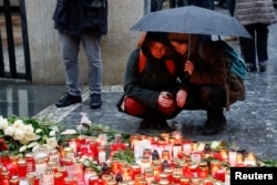 Watu wakusanyika kuwakumbuka waathirika wa shambulizi la bunduki Prague.