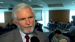 Олігархи хочуть в Європу "однією ногою" - політолог