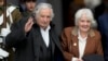 El ex Presidente de Uruguay, José Mujica, y su esposa Lucía Topolansky entran al palacio presidencial de La Moneda para una ceremonia de conmemoración del golpe contra el líder chileno Salvador Allende, en Santiago de Chile, el 11 de septiembre de 2023.