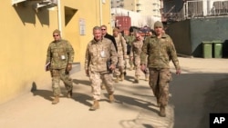 រូបឯកសារ៖ លោកឧត្តមសេនីយ៍​ Frank McKenzie ​អគ្គបញ្ជាការ​នៃ​បញ្ជា​ការដ្ឋាន​​កណ្តាល​នៃ​កង​ទ័ព​អាមេរិក ​(កណ្ដាល) ធ្វើ​ទស្សនកិច្ច​ដោយ​មិន​ប្រកាស​ជា​មុន​ទៅទីក្រុង​កាប៊ុល ប្រទេស​អាហ្វហ្គានីស្ថាន ថ្ងៃទី៣១ ខែមករា ឆ្នាំ២០២១។ 