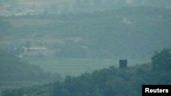 한국 파주 통일전망대에서 보이는 북한 확성기의 모습.