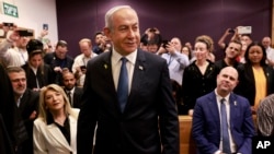 Kryeministri izraelit Benjamin Netanyahu në seancën gjyqësore gjatë paraqitjes në gjykimin e tij nën akuzat për korrupsion, në Tel Aviv, më 10 dhjetor, 2024/AP