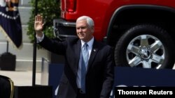 El vicepresidente Mike Pence saluda a los asistentes a un evento celebrado en los jardines de la Casa Blanca, el 16 de junio de 2020.