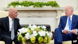 美国总统拜登(右)2021年6月25日在白宫椭圆形办公室会见阿富汗总统加尼(左)。