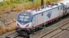 ARHIVA - Amtrak voz prolazi kroz Filadelfiju (Foto: AP/Matt Rourke)