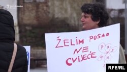 Žena u Tuzli drži natpis „Želim posao, ne cvijeće”, 8. mart 2018.