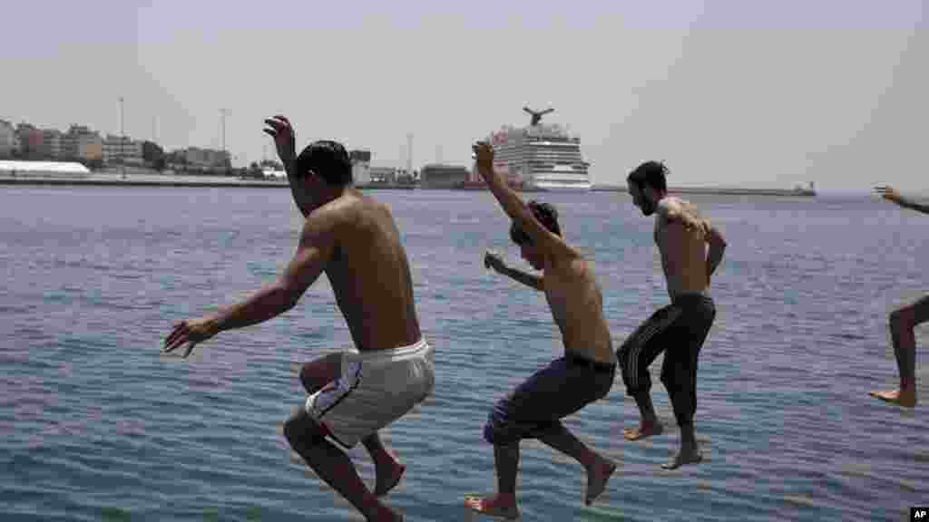 'Yan gudun hijira a kasar Girka.