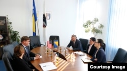 Direktor Biroa za borbu protiv međunarodne trgovine narkoticima i provođenje zakona (INL) pri Ambasadi Sjedinjenih Američkih Država Benjamin A. Rockwell sa predsjedavajućom Skupštine Kantona Sarajevo Danijelom Kristić, premijerom Edinom Fortom i ministric