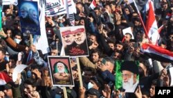 Maelfu ya wananchi wa Iraq walikusanyika katika uwanja wa Tahrir Square ulioko katikati ya mji wa Baghdad JumapiliJan. 3, 2021.