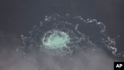 Gambar yang dirilis oleh Penjaga Pantai Swedia menunjukkan kebocoran dari jalur pipa Nord stream 2 pada 28 September 2022. (Foto: (Swedish Coast Guard via AP, File)