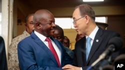 Le secrétaire général Ban Ki-moon, à droite, et le président du Burundi Pierre Nkurunziza à Bujumbura, Burundi, le 23 février 2016.