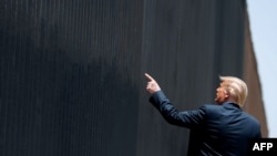 El presidente Donald Trump viajó en junio a la frontera con México en San Luis, Arizona, para supervisar la construcción del muro.