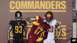 Los Washington Commanders revelan la nueva identidad de su equipo de fútbol americano de la NFL, el miércoles 2 de febrero de 2022, en Landover, Maryland., EE. UU.