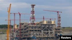 Основний будівельний майданчик проєкту Arctic LNG 2 розташований у селищі Білокаменка в Мурманській області Росії. Фото 26 липня 2022 року. REUTERS/Stringer/File Photo