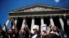 Des militantes féministes manifestent à la suite des nominations du nouveau ministre français de l'Intérieur Gerald Darmanin et de celui de la Justice Eric Dupond-Moretti devant l'église de la Madeleine à Paris, France, le 7 juillet 2020. REUTERS / Gonzalo Fuentes 