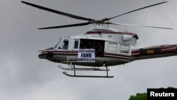 Un helicóptero de la Fuerza Armada Nacional Bolivariana de Venezuela (FANB) sobrevuela un área donde se realiza una para militar en Caracas, Venezuela en febrero de 2019. [Foto de archivo]