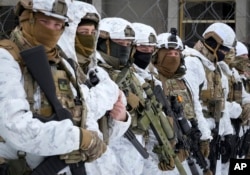 Lokalni stanovnici prisustvuju opšteukrajinskoj kampanji odbrambenih vježbi "Bez panike! Spremi se!", nedaleko od Kijeva, Ukrajina, 6. februara 2022.