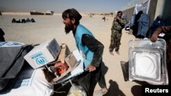BMT yordam yukini tashiyotgan mahalliy ischi, Kobul, Afg'oniston, 2021-yil, 28-oktabr