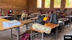 Abantwana eShingai Primary School eChitungwiza bayazifundela ngesikhathi ababalisi bekhalala umsebenzi. (Columbus Mavhunga/VOA)