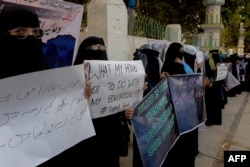 Sejumlah muslimah melakukan demonstrasi di Hyderabad untuk memprotes kebijakan yang melarang siswa di sekolah menengah yang dikelola pemerintah di negara bagian Karnataka mengenakan jilbab. (Foto: AFP/Noah Seelam)