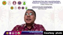 dr. Piprim Basarah Yanuarso, Ketua Umum Pengurus Pusat Ikatan Dokter Anak Indonesia (IDAI) dalam konferensi pers dan launching Buku Pedoman Tatalaksana COVID-19 Edisi 4, pada 9 Februari 2022. (Foto: Tangkapan Layar)