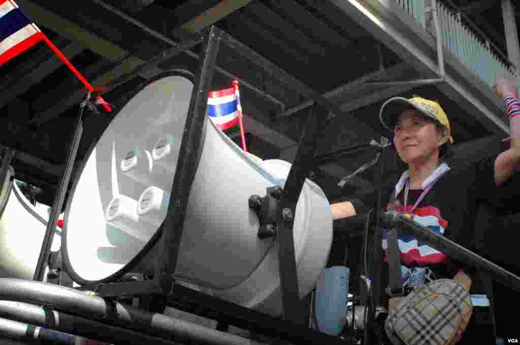 An anti-government protester atop a loudspeaker truck calling on the prime minister to "get out" in Bangkok. (Steve Herman/VOA)