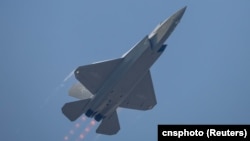 中國空軍殲-35A戰機在中國廣東珠海第15屆航空展期間進行飛行訓練。 （2024年11月12日）