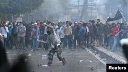 Police clash with protesters after clashes in Jakarta, Indonesia, early May 22, 2019.