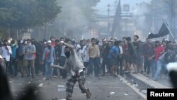 Polisi wakipambana na waandamanaji wanaodaiwa walikuwa wanafanya vurugu mjini Jakarta, Indonesia, Mei 22, 2019.