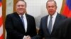Rukovanje pre razgovora: Majk Pompeo i Sergej Lavrov (Foto: AP/Pavel Golovkin) 