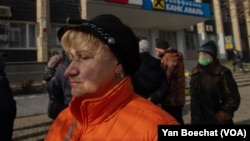 After early morning bombs, families rushed to ATMs and grocery stores to prepare for further strikes on Feb. 24, 2022 in Slovyansk, Ukraine. (Yan Boechat/VOA)/VOA)