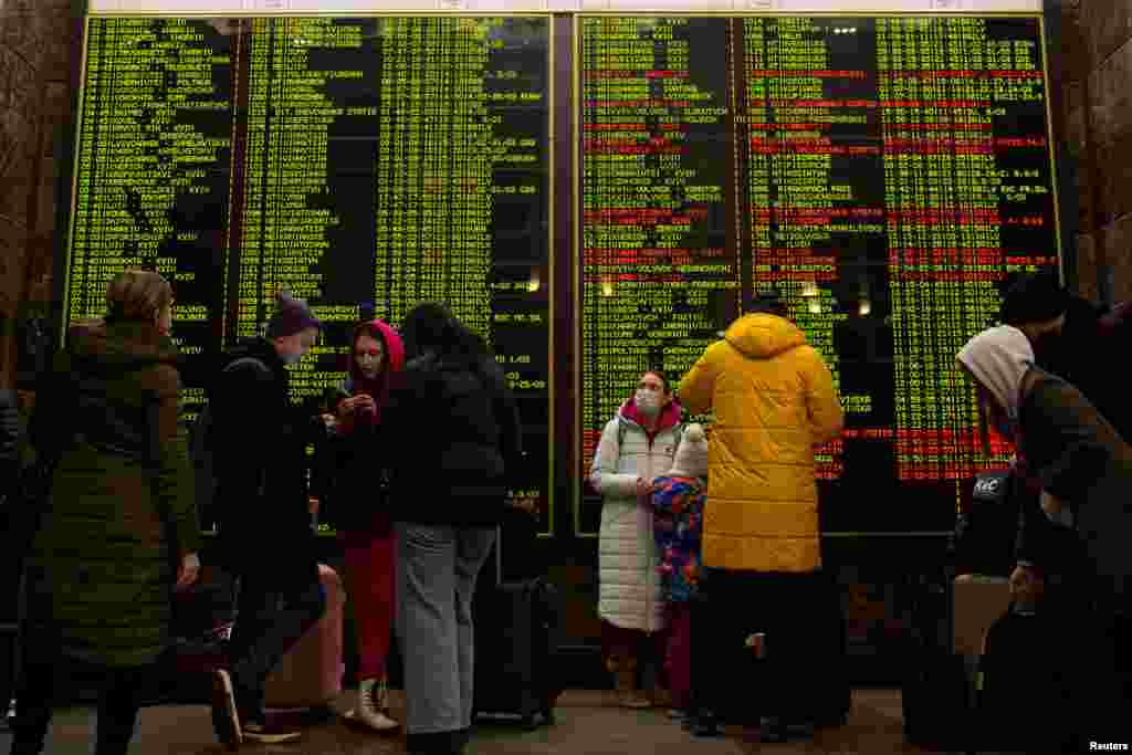 ពលរដ្ឋ​ឈរ​នៅ​មុខ​​កាល​វិភាគ​នៅ​ស្ថានីយ​រថភ្លើង​កណ្តាល​នៃ​ក្រុង​កៀវ ខណៈ​ពួក​គេ​ព្យាយាម​ចាក​ចេញ​ពី​រដ្ឋធានី​អ៊ុយក្រែន​នេះ កាល​ពី​ថ្ងៃ​ទី​២៤ ខែ​កុម្ភៈ ឆ្នាំ​២០២២។