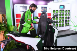 Salah satu pengendara Gojek, Ismail, berbincang dengan Presiden tentang kemudahan mengendarai motor listrik. (Foto: Courtesy/Biro Setpres)