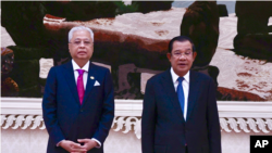 ក្នុង​រូបថត​ផ្តល់​ឱ្យ​ដោយ​ទីស្តីការ​គណៈរដ្ឋមន្ត្រី​កម្ពុជា​នេះ នាយករដ្ឋមន្ត្រី​កម្ពុជា​លោក ហ៊ុន សែន ថត​រូប​ជាមួយ​នាយរដ្ឋមន្ត្រី​ម៉ាឡេស៊ី លោក Ismail Sabri Yaakob ក្នុង​អំឡុង​ទស្សនកិច្ច​របស់​លោក​នៅ​រាជធានី​ភ្នំពេញ​កាល​ពី​ថ្ងៃ​ព្រហស្បតិ៍​​ទី​២៤ ខែ​កុម្ភៈ ឆ្នាំ​២០២២។ (AP)