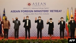 រដ្ឋមន្ត្រីក្រសួងការបរទេសនៃសមាគមប្រជាជាតិអាស៊ីអាគ្នេយ៍ថតរូបក្នុងកិច្ចប្រជុំចង្អៀតរដ្ឋមន្ត្រីការបរទេសអាស៊ាន នៅភ្នំពេញ កាលពីថ្ងៃទី១៧ ខែកុម្ភៈ ឆ្នាំ២០២២។ 