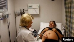 Une femme passe une échographie à l'hôpital, le 8 octobre 2009.