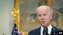 El presidente de EE. UU., Joe Biden, cortó el martes al gobierno ruso la financiación internacional e impuso sanciones a dos grandes bancos, declarando que sus acciones en Ucrania eran “una flagrante violación del derecho internacional”.