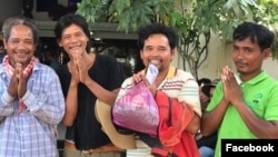 លោក អ៊ួច ឡេង (ទីបីរាប់ពីឆ្វេងទៅស្ដាំ) ដែលជាជ័យលាភីពានរង្វាន់វីរជនបរិស្ថាន Goldman Environmental Prize ប្រចាំឆ្នាំ២០១៦និងសកម្មជនបរិស្ថានបីនាក់ត្រូវបានតុលាការដោះលែងក្រោយពីជាប់ឃុំរយៈពេល៤ថ្ងៃ។ (រូបថតពីហ្វេសប៊ុកCCHR)