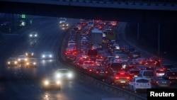 Automobili u koloni napuštaju Kijev, nakon početka ruskih napada na Ukrajinu, 24. februara 2022. (REUTERS/Valentyn Ogirenko)