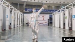 Medicinski volonter upućuje ljude da prime drugu dozu vakcine Pfizer-BioNTech protiv COVID-19 u hali broj 3 Beogradskog sajma, Beograd, Srbija, 13. apri 2021. REUTERS / Marko Đurica