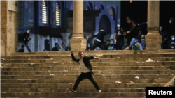 Palesintci su gađali izraelsku policiju kamenjem, a policajci su uzvratili šok bombama i gumenim mecima