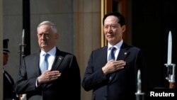 លោក James Mattis រដ្ឋ​មន្ត្រី​​ការពារ​ប្រទេស​អាមេរិក និង​លោក Song Young-Moo រដ្ឋ​មន្ត្រី​ការពារ​ប្រទេស​កូរ៉េ​ខាង​ត្បូង​ឈរ​គោរព​នៅ​វិមាន​បញ្ចកោណ នៅ​ក្រុង Arlington រដ្ឋ Virginia កាល​ពី​ថ្ងៃ​៣០ ខែ​សីហា។