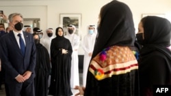 دیدار انتونی بلینکن، وزیر خارجه امریکا با چند تن از اعضای تیم دختران روبات ساز افغان در قطر 