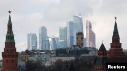 Pusat Bisnis Internasional Moskow yang juga dikenal sebagai "Kota Moskow" terlihat di latar belakang, di Moskow, Rusia, 27 Februari 2016. (Foto: REUTERS/Grigory Dukor)
