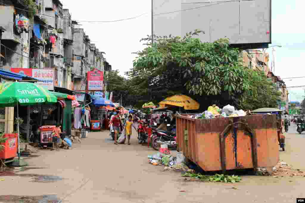 A general view of Phnom Penh's White Building and its residents on Friday, September 5, 2014. (Nov Povleakhena/VOA Khmer) 