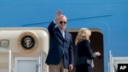 Presidenti Biden përshëndet ndërsa së bashku me Zonjën e Parë hyjnë në bordin e Air Force One (28 tetor 2021)