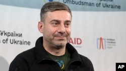 Уповноважений з прав людини в Україні Дмитро Лубінець під час прес-конференції в Києві, Україна, четвер, 4 травня 2023 року. (AP Photo/Andrew Kravchenko)