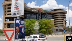 Des affiches électorales à Windhoek, en Namibie, le 24 novembre 2024 avant les élections prévues le 27 novembre 2024. AP / Esther Mbathera