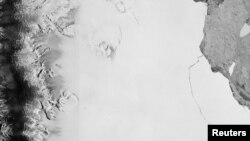 A section of an iceberg – 5,800 square kilometers – broke away from the Larsen C ice shelf in Antarctica in this satellite image released by the European Space Agency on July 12, 2017. (Courtesy ESA/Handout via REUTERS)