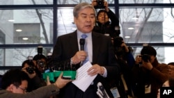At a news conference, Korean Air chairman Cho Yang-ho apologizes for his adult daughter’s behavior, Dec. 12, 2014.
